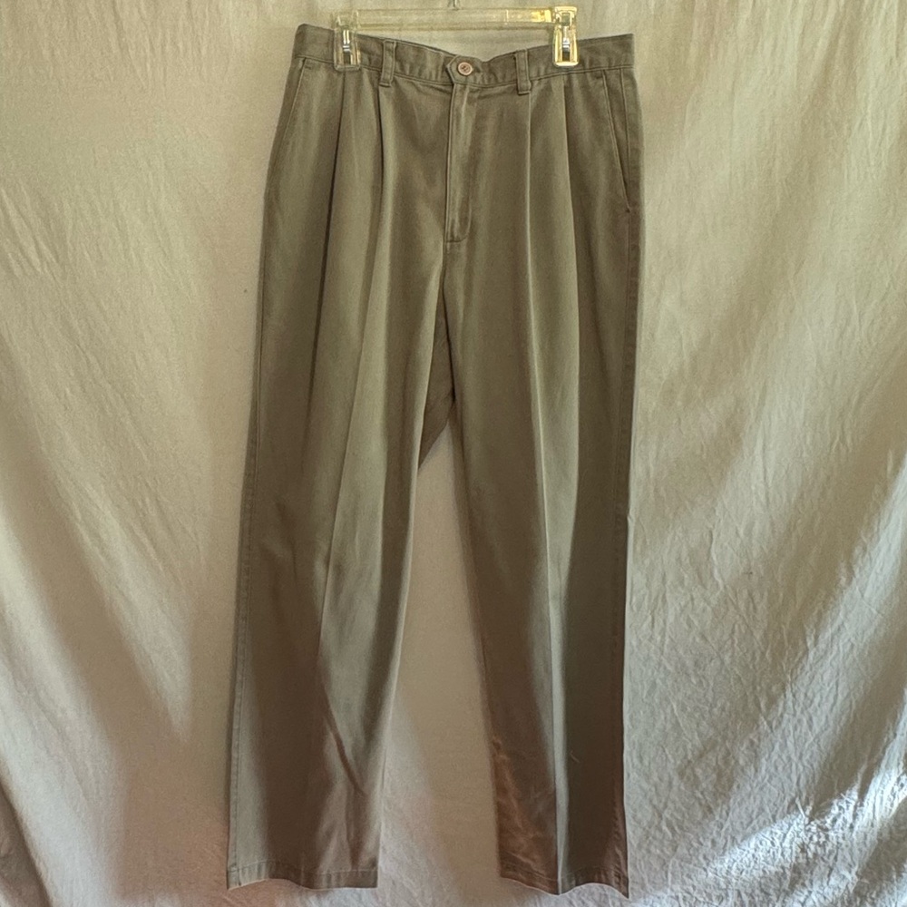 B-263 Men’s Dockers Classic Fit Pleated Twill Cream Khaki Pants Size 34x34